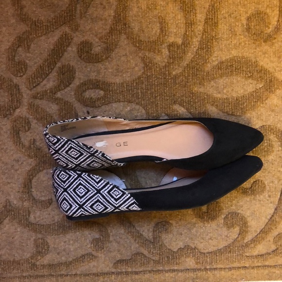 Cute two toned black and white flats, never worn! - Picture 2 of 5